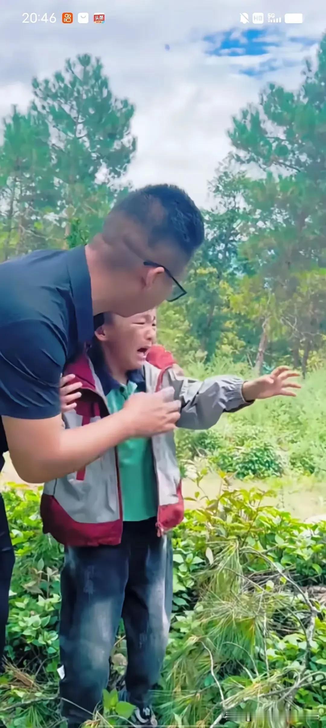 泪奔可怜的小娃娃没有妈妈了孩子悲痛欲绝经常跑到妈妈的坟前哭喊着“要妈妈回