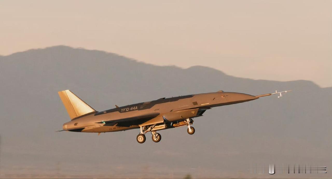 就这？鹰酱家号称世界上最为先进的YFQ-44A“狂怒”无人机，这玩意儿好不容易
