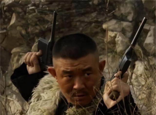 1950年，宁夏土匪郭栓子诈降，残杀解放军副司令员曹动之，杨得志听闻噩耗后猛拍桌