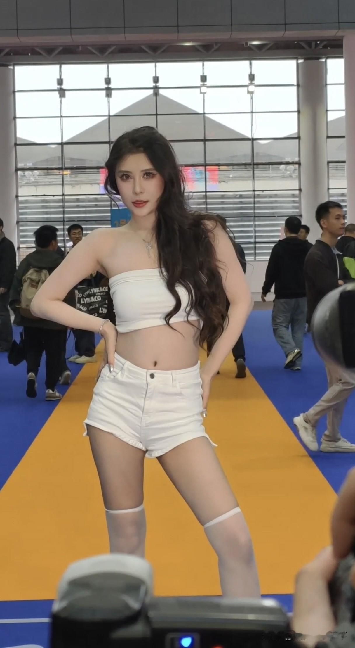 这车模是哪个呀？那么多人拍？