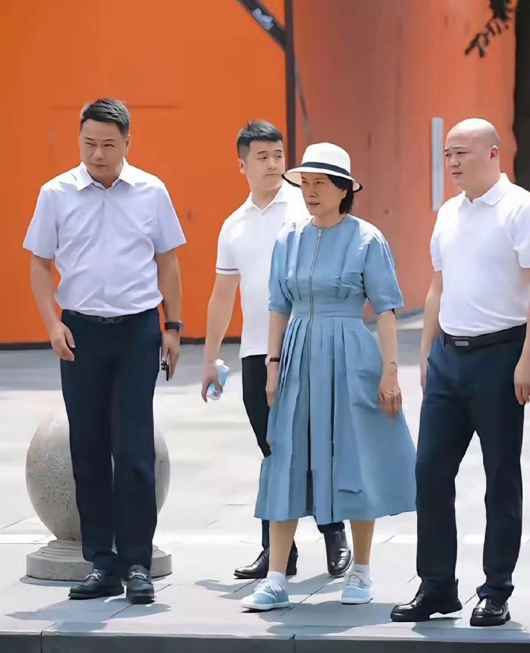 董明珠现身成都一家商场，她身边跟随着三位男士，两边的都是彪形大汉，但是也遮不住董