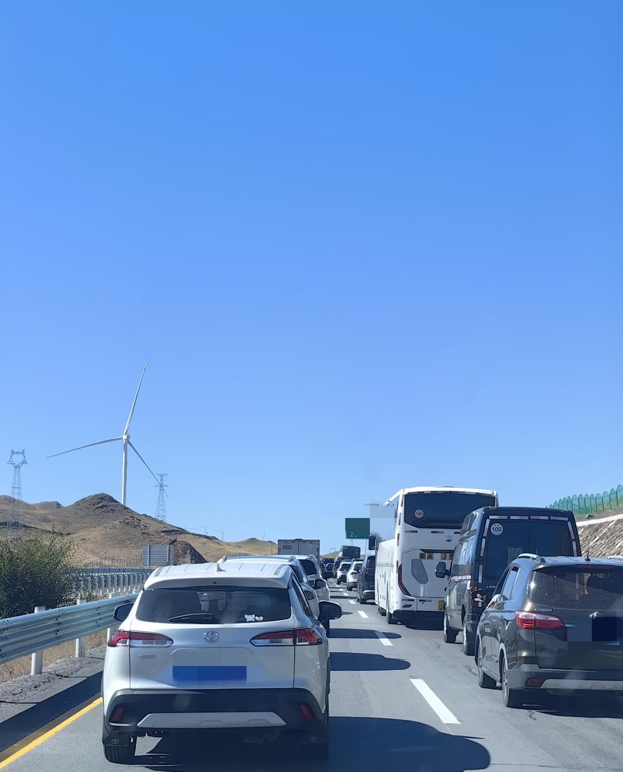 国庆假期第四天，有四个万万没想到：1、堵。高速堵，景区堵，连吃顿饭都得排队