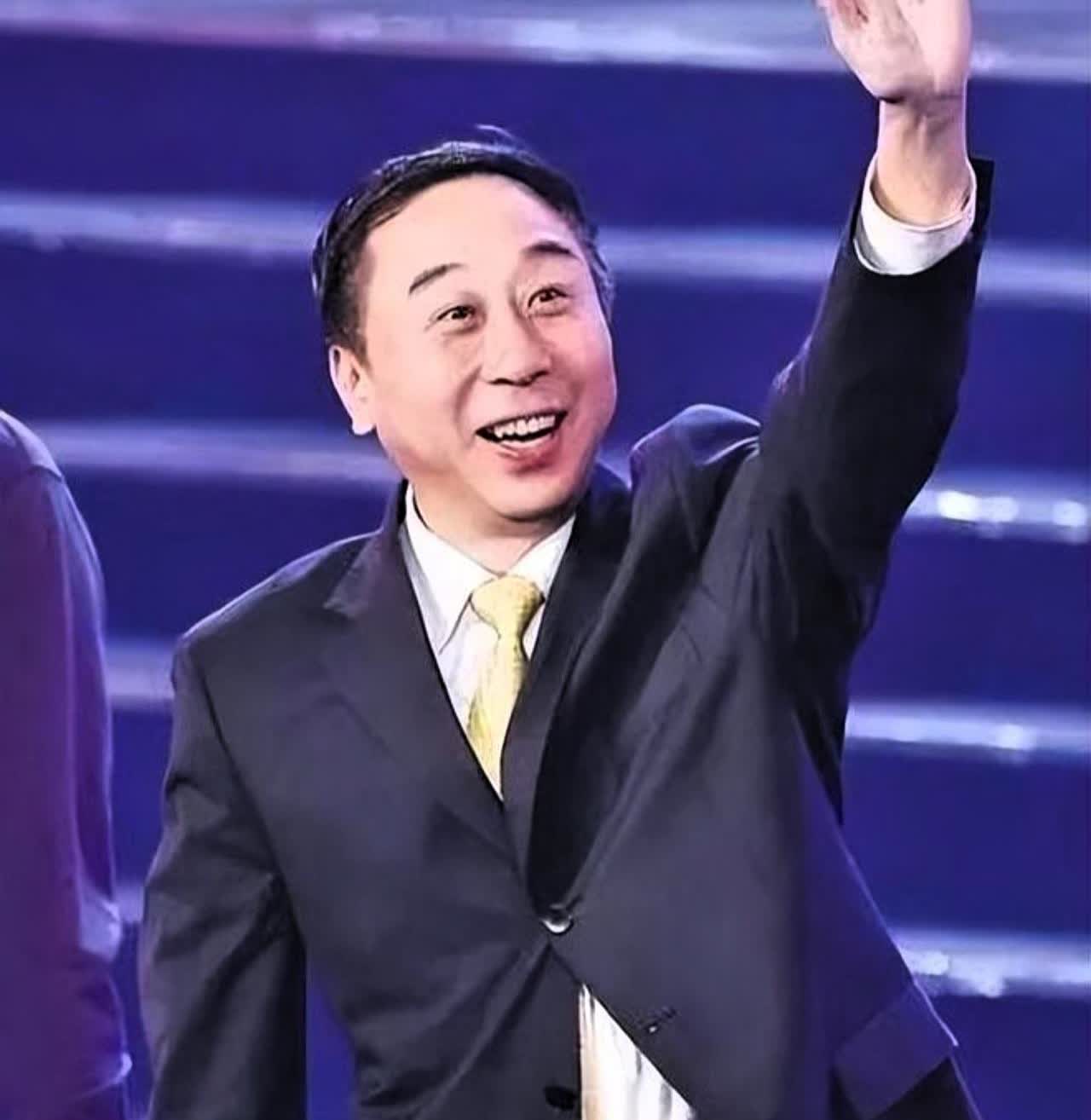 总算明白冯巩为啥没能出席杨少华老爷子的葬礼了。冯巩没去杨少华葬礼的原因有