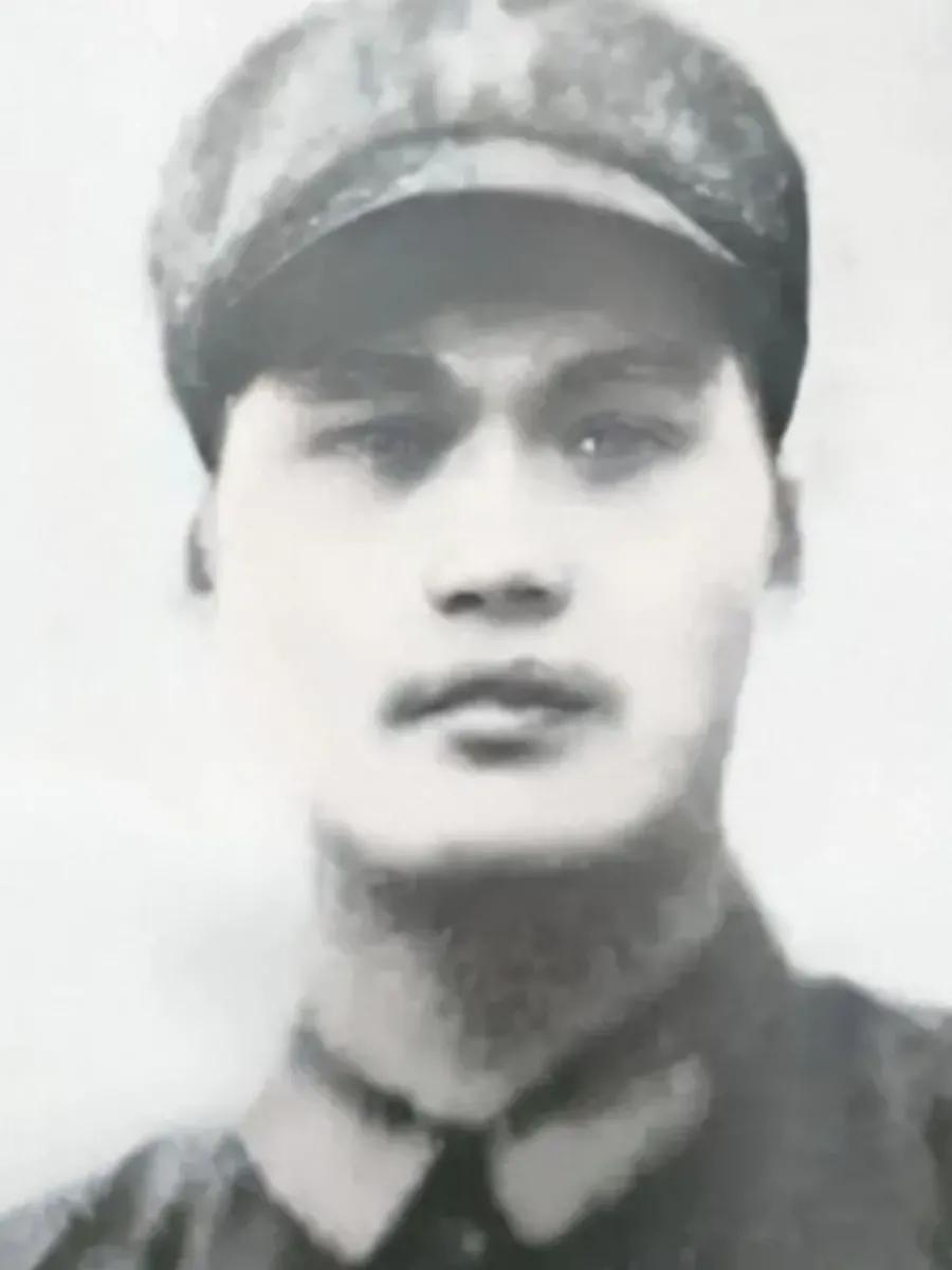 1979年，为了掩护战友突围，郑宏余和两名机枪手留下来阻击越军，激战中，两名战友