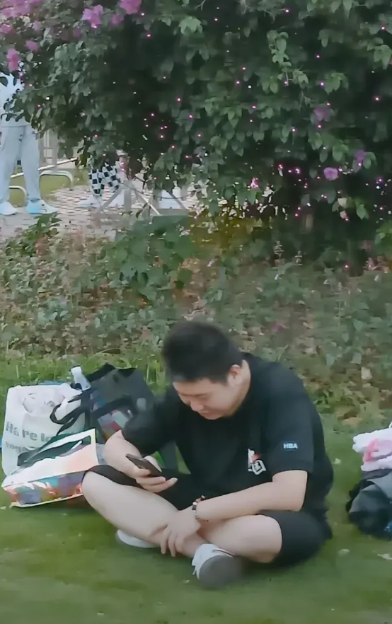 男子在劳务市场找活干，一天在市场遇到曾经的工友，这人把拉到一边问道:“有一个活一