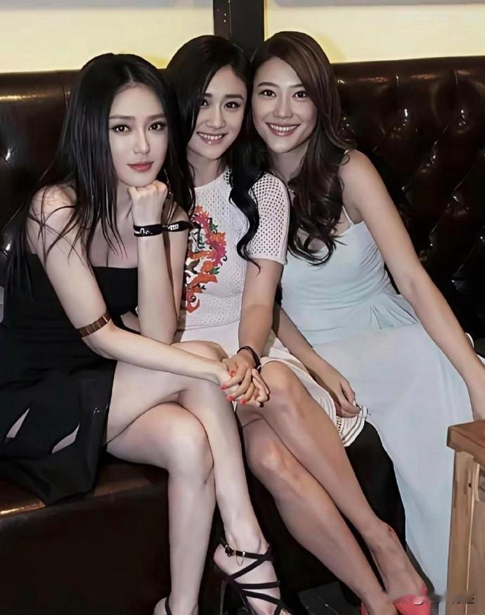 年轻时的秦岚称得上——人间绝色——四字！旁边两位，应采儿、刘芸也漂亮，但比起秦岚