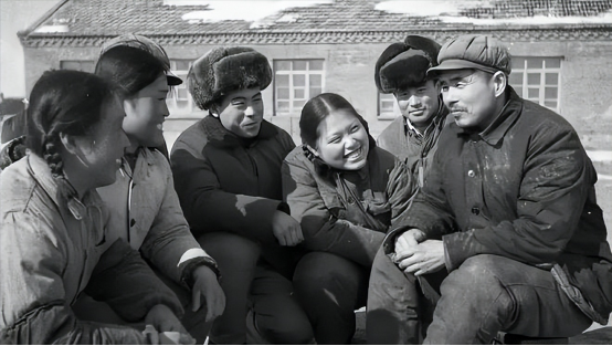 1978年，上海知青李明为了返城，狠心和农村妻子提出离婚，他走那天妻子跪地哀求：