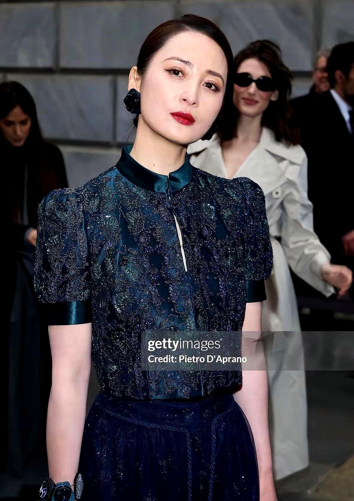 真正的顶级审美，从不讨好病态的少女感。50岁蒋勤勤现身米兰阿玛尼秀场。头发