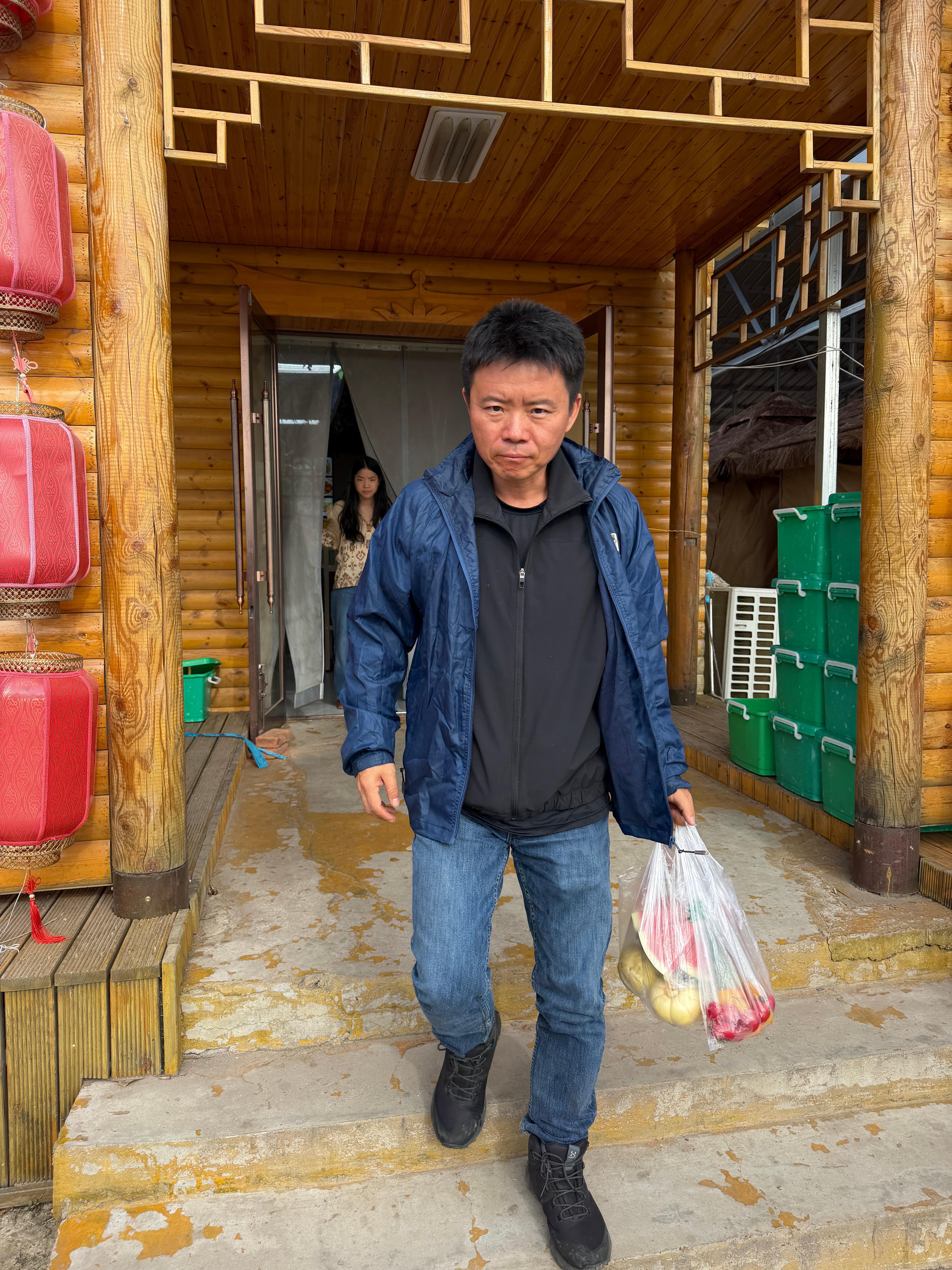 从东北菜馆走出来的男人