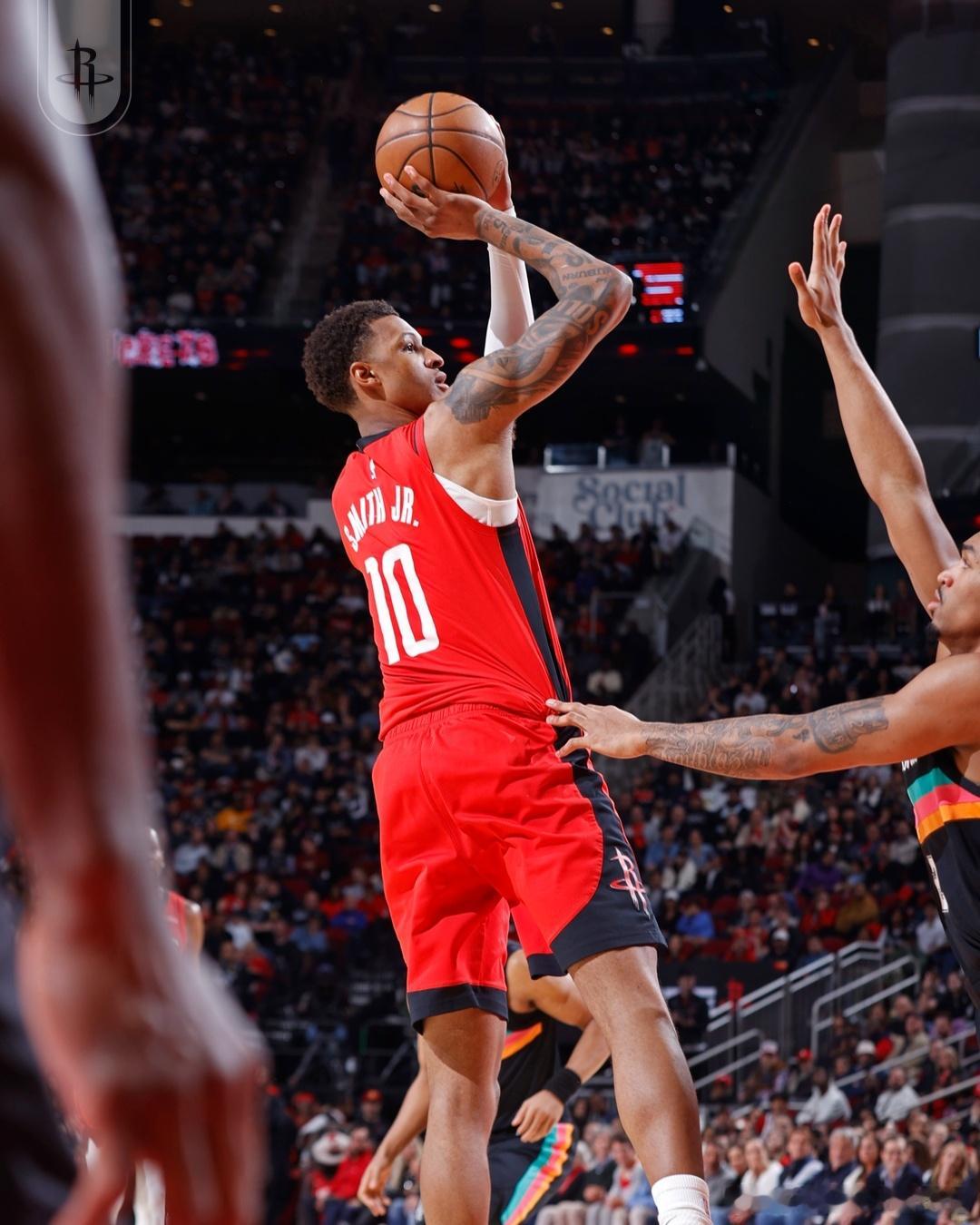 哈哈哈哈哈拿下！！！！太硬了！！！火箭逆转西部第二马刺豪取三连胜！！！第四节轰出