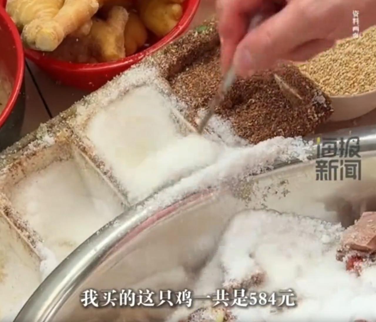 四川成都，一男子旅游时看到里边有人摆摊卖凉拌土鸡，就花584元买了一只，可当老板