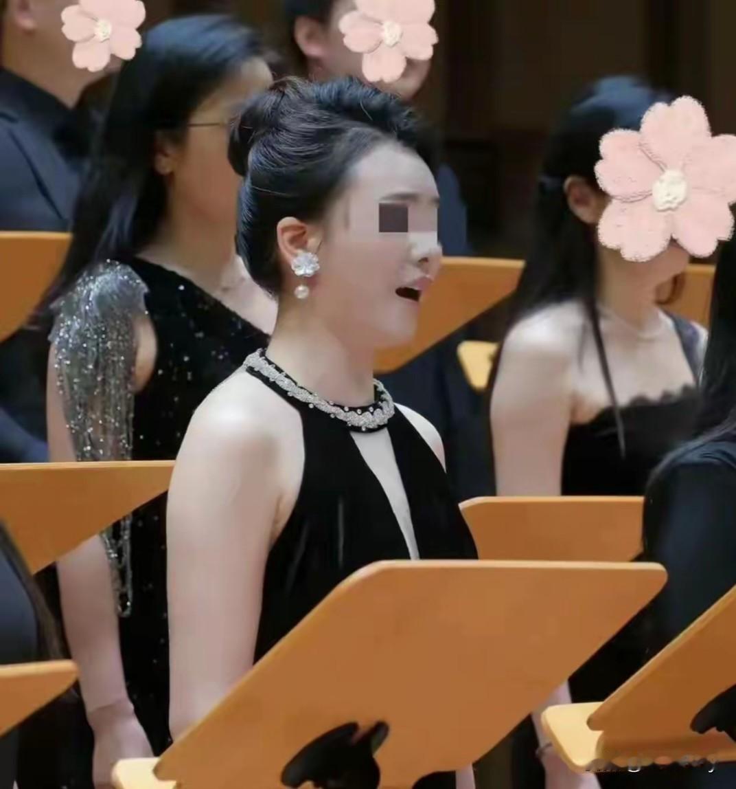 成都锦鲤合唱团演出礼服退货风波，细节越扒越不对劲！重大演出场合，谁会穿件破洞礼