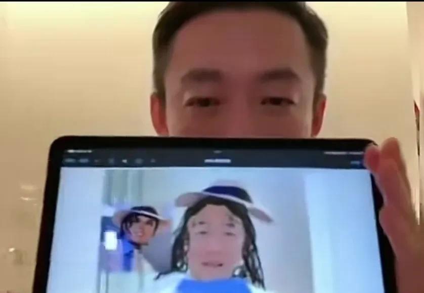 老父亲的鹅叫声汪小菲展示小玥儿给他画的画像，嘴上说气死了，心里早就乐得冒泡了