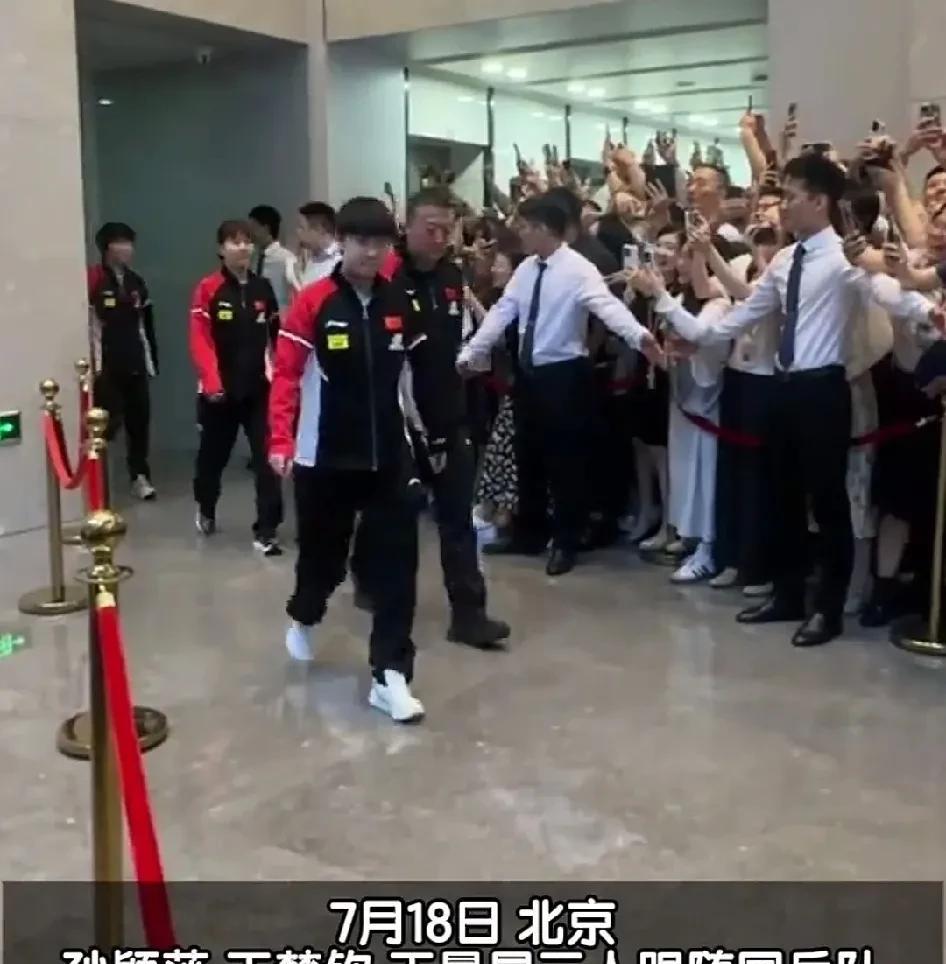 邱贻可被网上骂得沸沸扬扬，都说他把孙颖莎挂网上，可是你看18日的孙颖莎还是笑呵呵