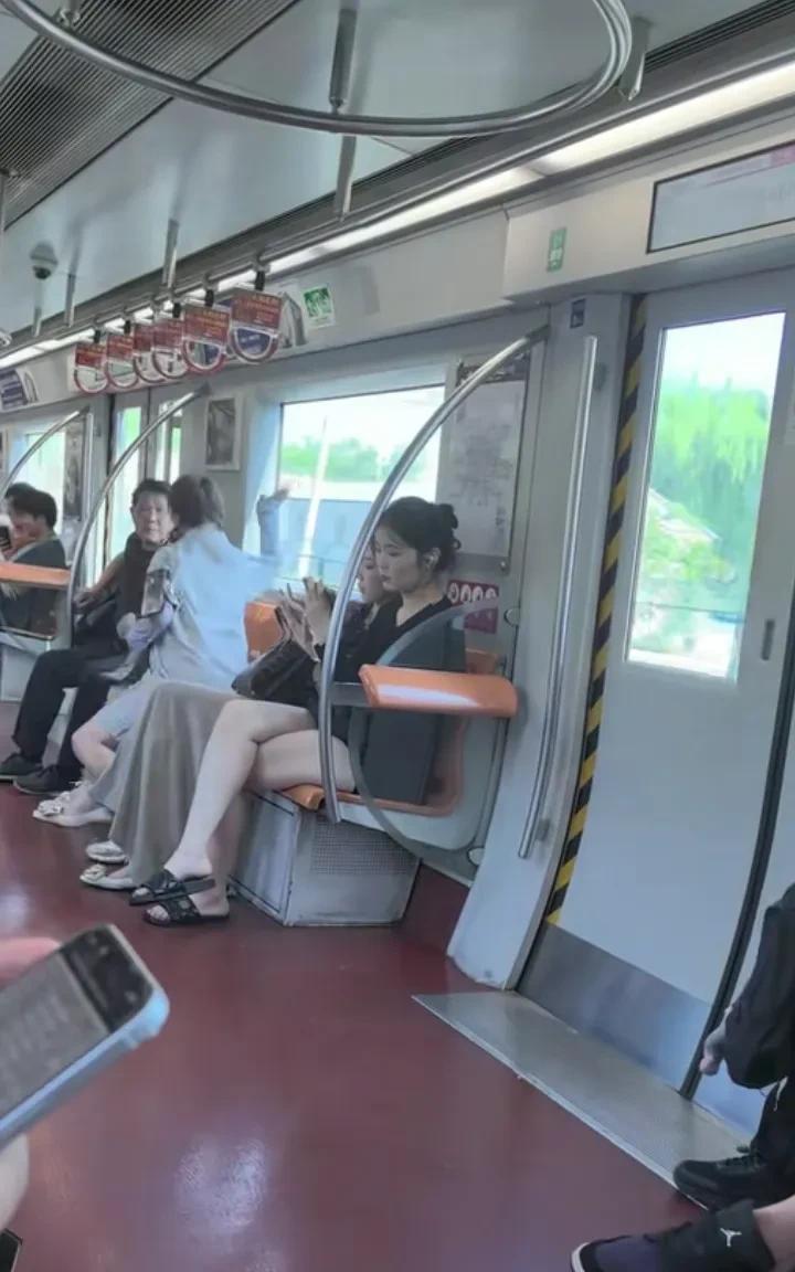 现在的“小仙女”能有多可怕，张口就能颠倒是非黑白！大爷只是挪了一下她的包，女孩