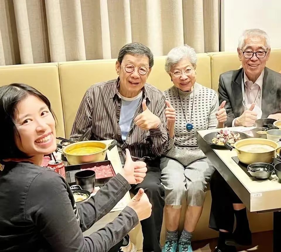 94岁胡枫受访时笑谈与罗兰的黄昏恋绯闻，直言这么大年纪还有新闻挺难得，干脆任由大