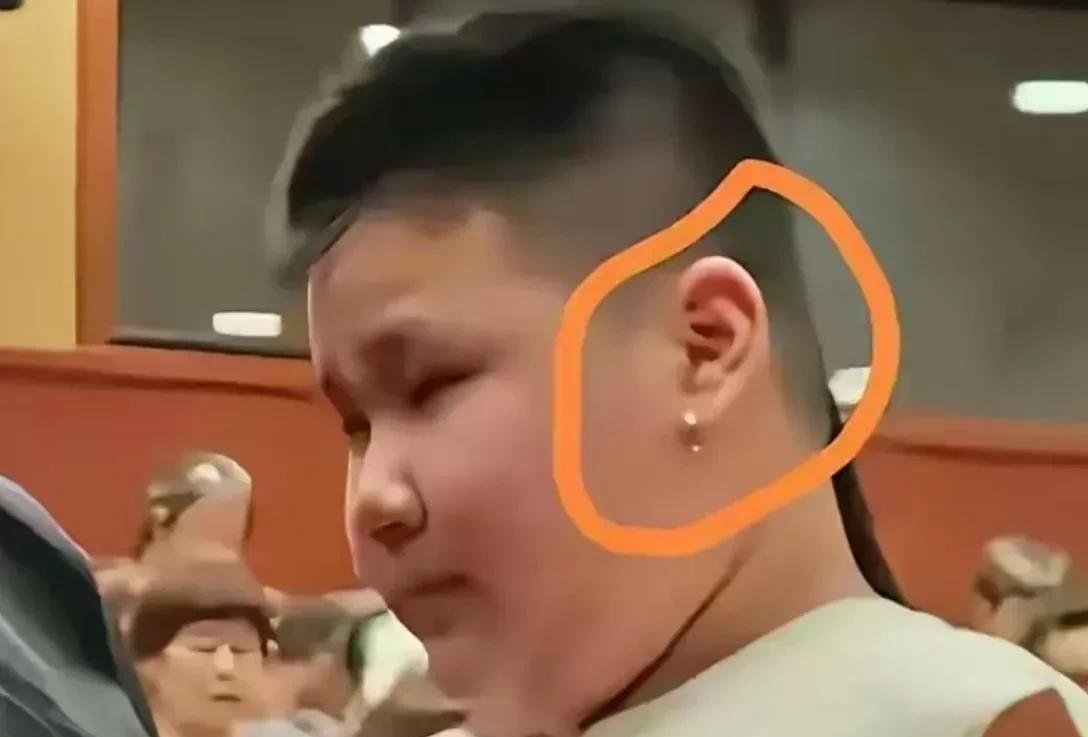 郭德纲的小儿子“富养”得没边了，留着那么长辫子干嘛？到学校不是显得很另类吗？还戴
