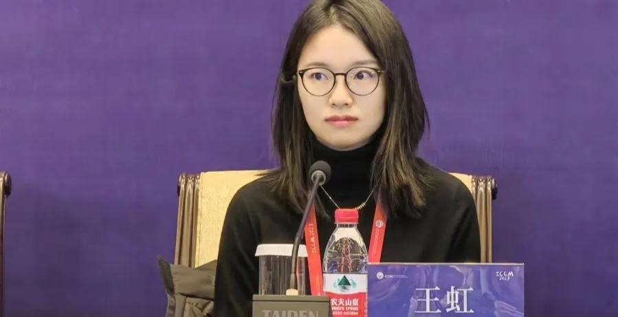 终于弄明白了为什么王虹能拿下菲尔兹奖。不是因为她一路都是“标准答案”，