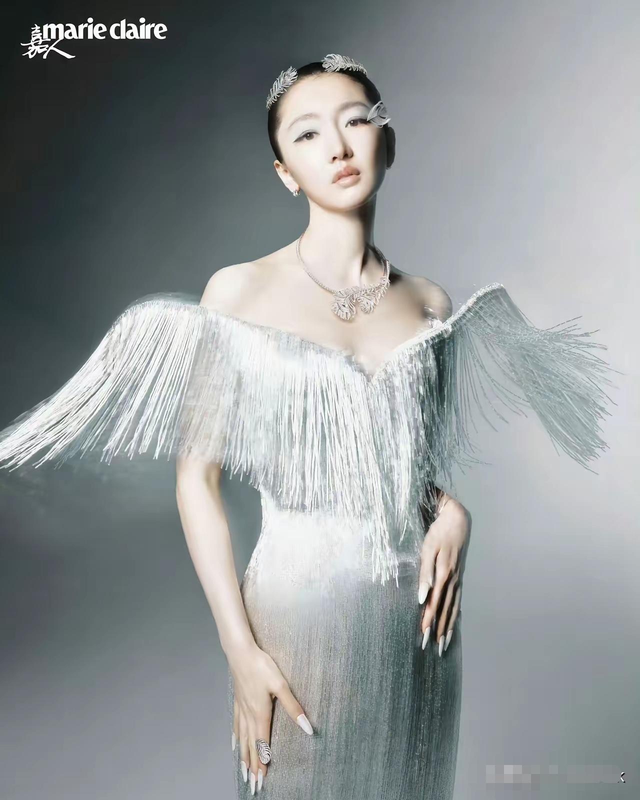 我天，周冬雨嘉人封面造型也惊艳了。穿着各式各样的美衣服，摆着各种pose像个小魔
