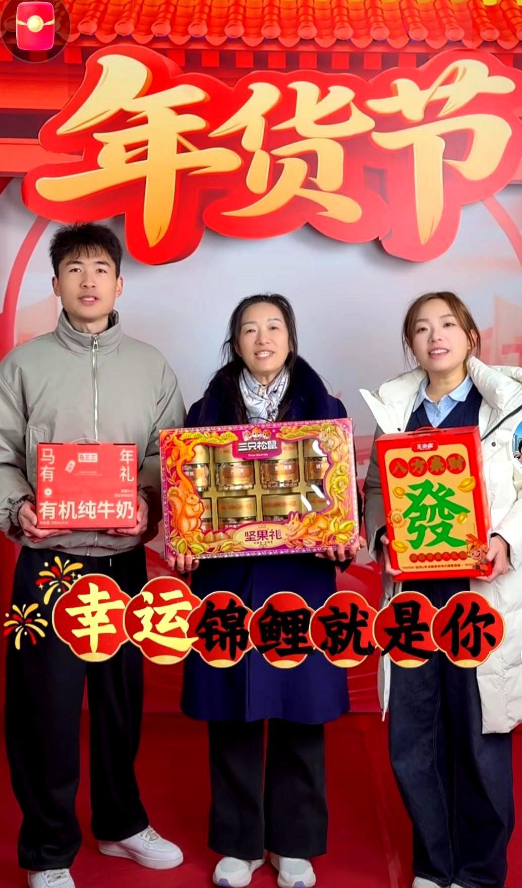 别再说她婚姻失败了。她就是浩南妈妈许健华，首场直播就干了1个亿。前夫当助理