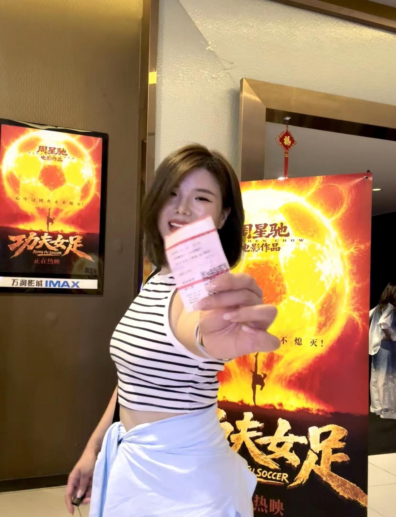 星爷！星爷！何其有幸第一次追星能看到星爷本人在《功夫女足》东莞路路演现场可能此