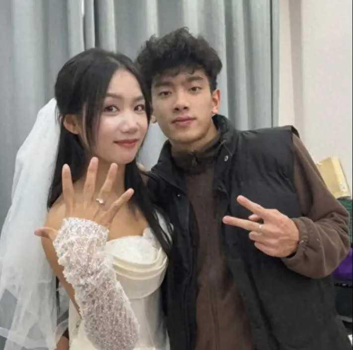 新娘当场变脸越解释越遭网友吐槽“老婆我来接你了！”12月25日，广西一场