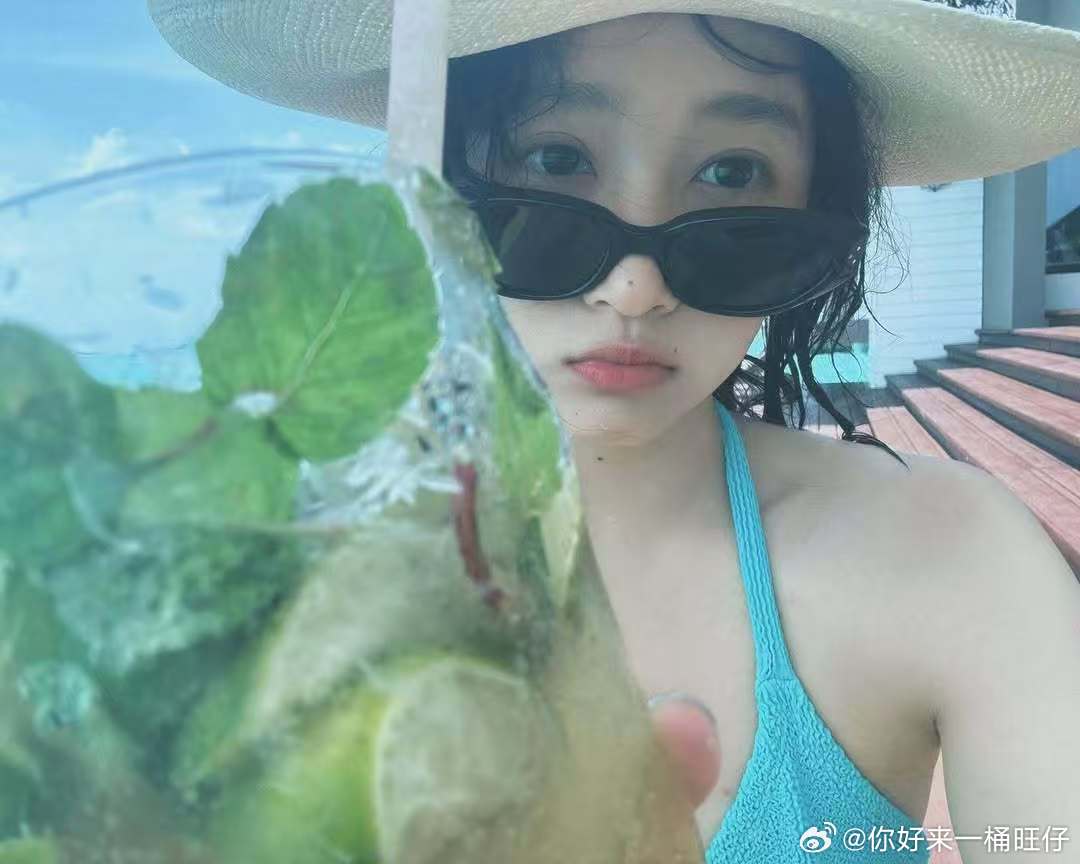 关晓彤海边版关晓彤泳衣关晓彤泳衣这个身材简直了​​​