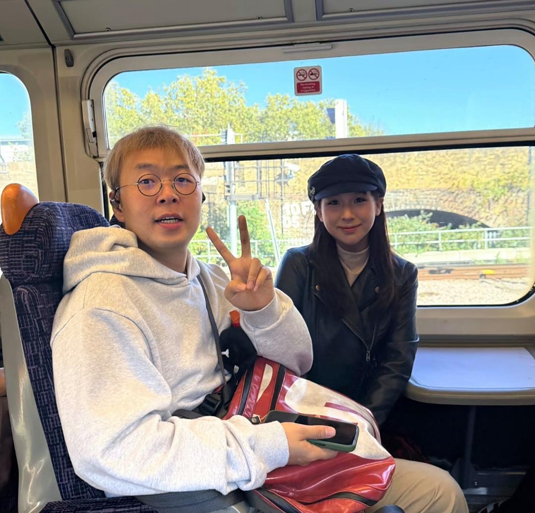 杜海涛在伦敦留学，他和同学们一起到唐人街吃海底捞庆祝中秋节，他的身材瘦了不少，看