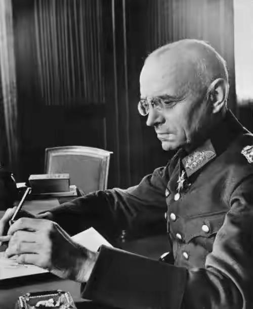 1937年，国军统帅蒋介石与其德国总顾问法肯豪森之间发生了激烈的争论，蒋介石执意