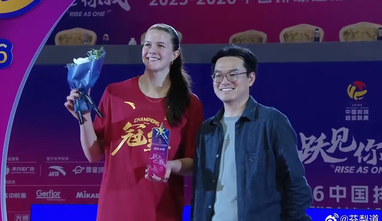 上海女排一致追发唐欣，江苏女排一传很吃紧，施海荣指导自始至终却并没有换人的意思，