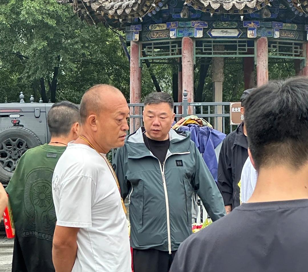 “李大嘴”姜超在五台山拜菩萨，买了一大盒香烛，非常接地气！他有了好多白头发，看起