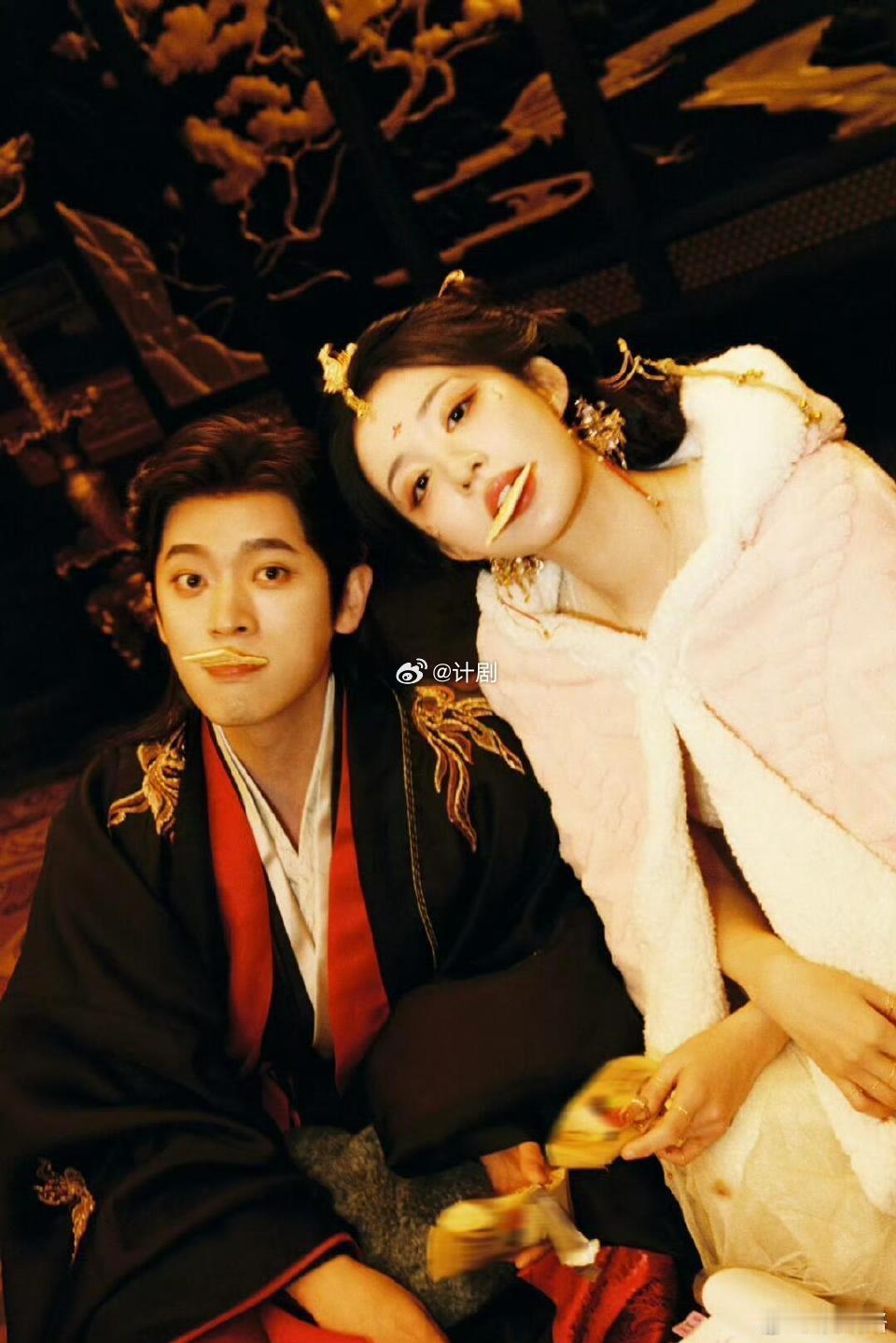 狐狸尾巴露馅了王楚然王楚然把狐狸的“灵”和“惑”都抓住了。举止灵动不呆板，眼神