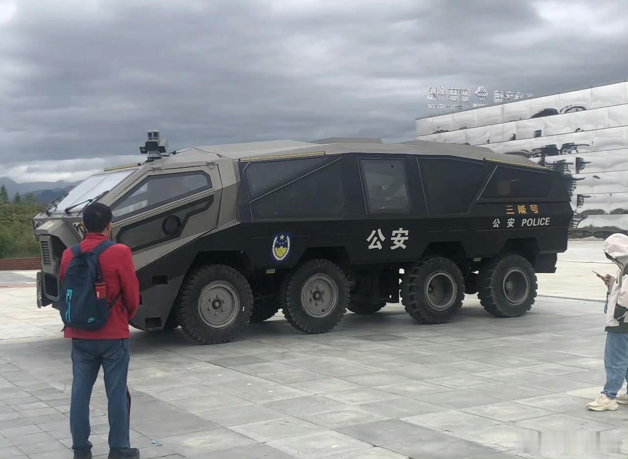 现在公安的车都这么科幻了吗？随便仍到一个科幻片里演出，毫无违和感​​​
