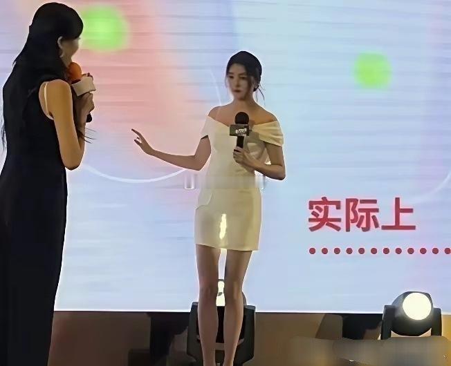一直对关晓彤的腿长没有概念，直到我看到了这两张图…