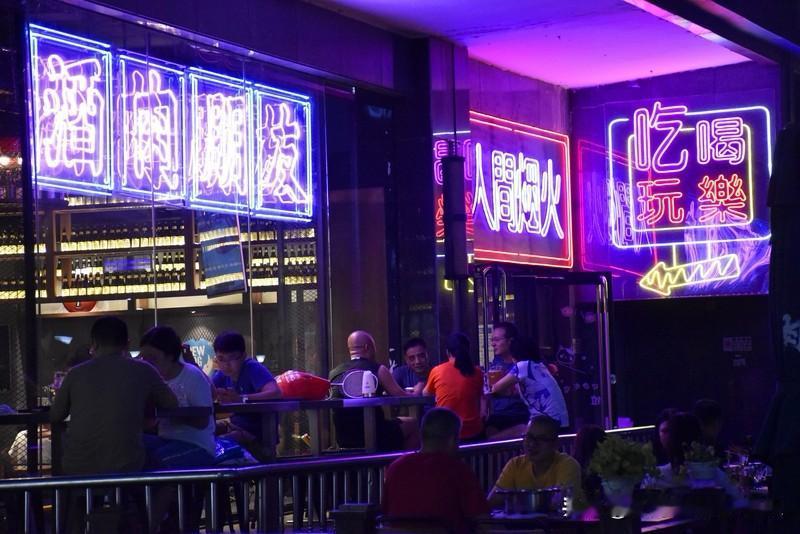 中产返贫太容易了。不管是小中产还是大中产，只要没有收入来源了，光是日常的吃吃喝