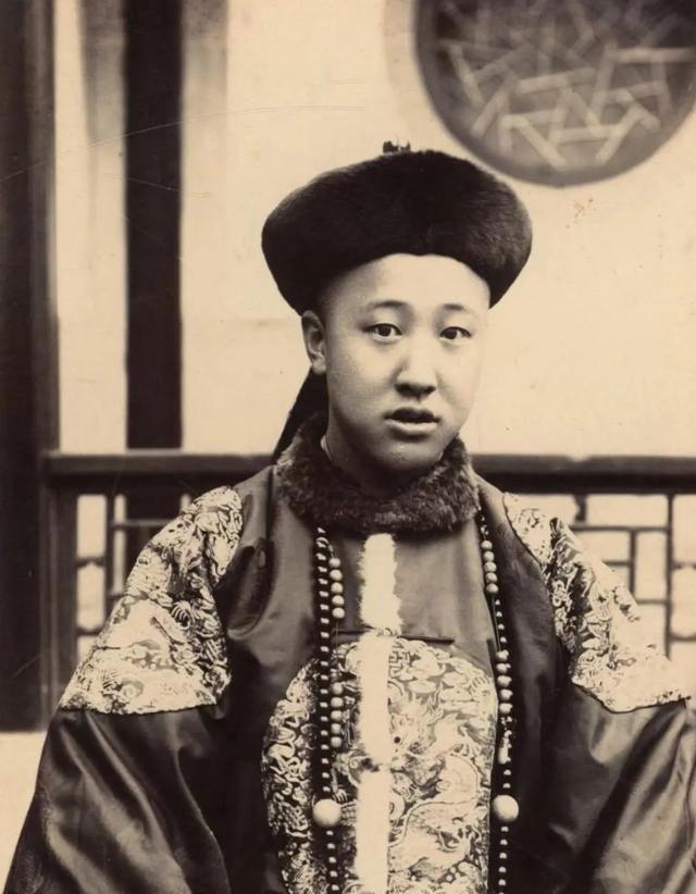1950年，28岁就退休在家的清朝摄政王载沣，晚年以90万斤小米的价格卖掉了曾经