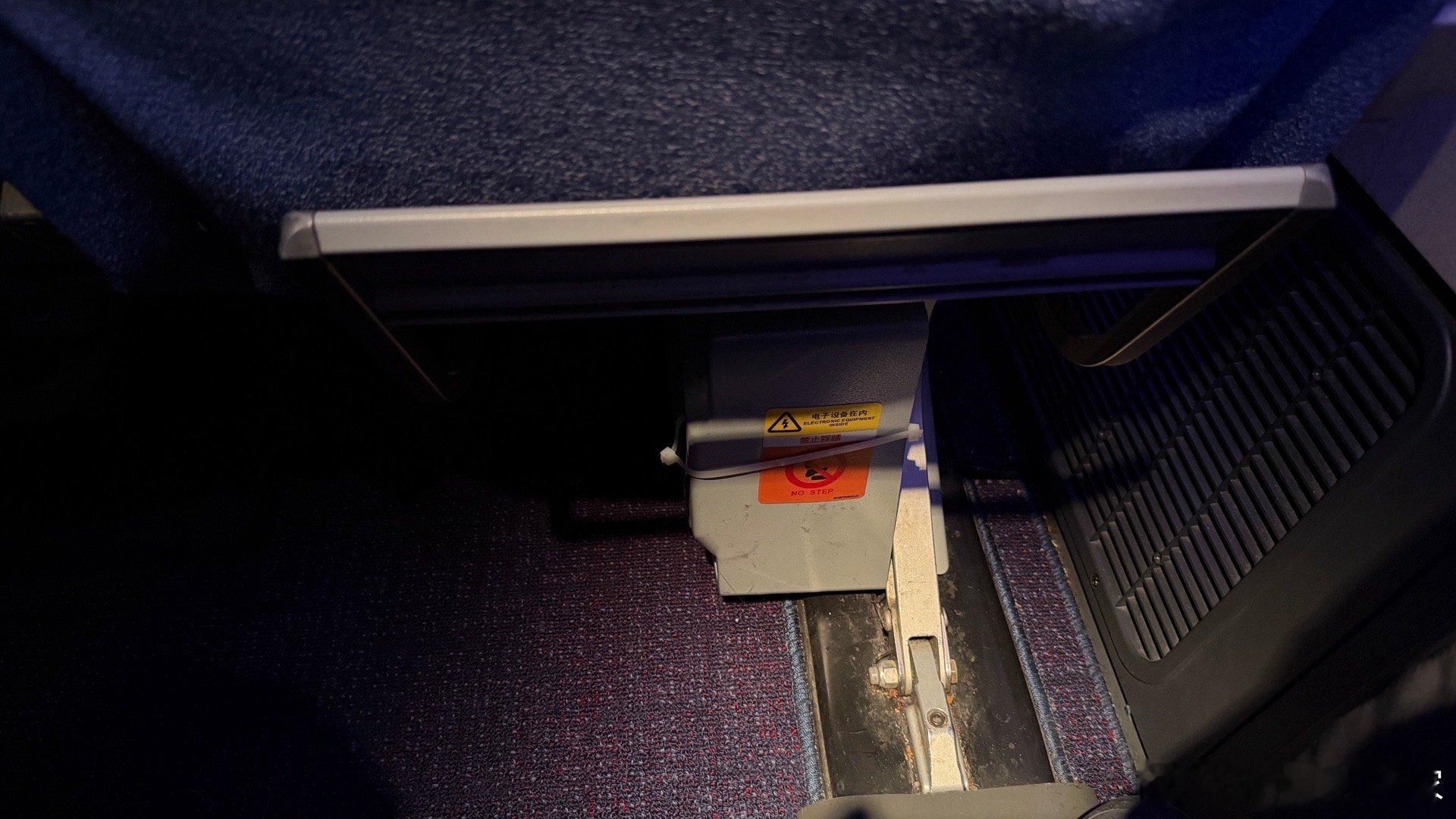 就说国航这几架777-300ER，牛马都不是这么运的。脚底下这破脚蹬，屁用没有还