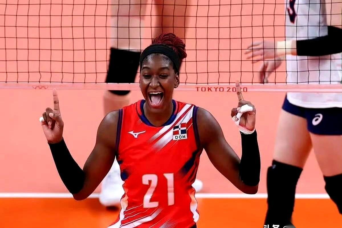 上海这是直接掀桌子来了啊。范赖克、沃龙科娃。就这两个名字，往那一摆，今年排超这