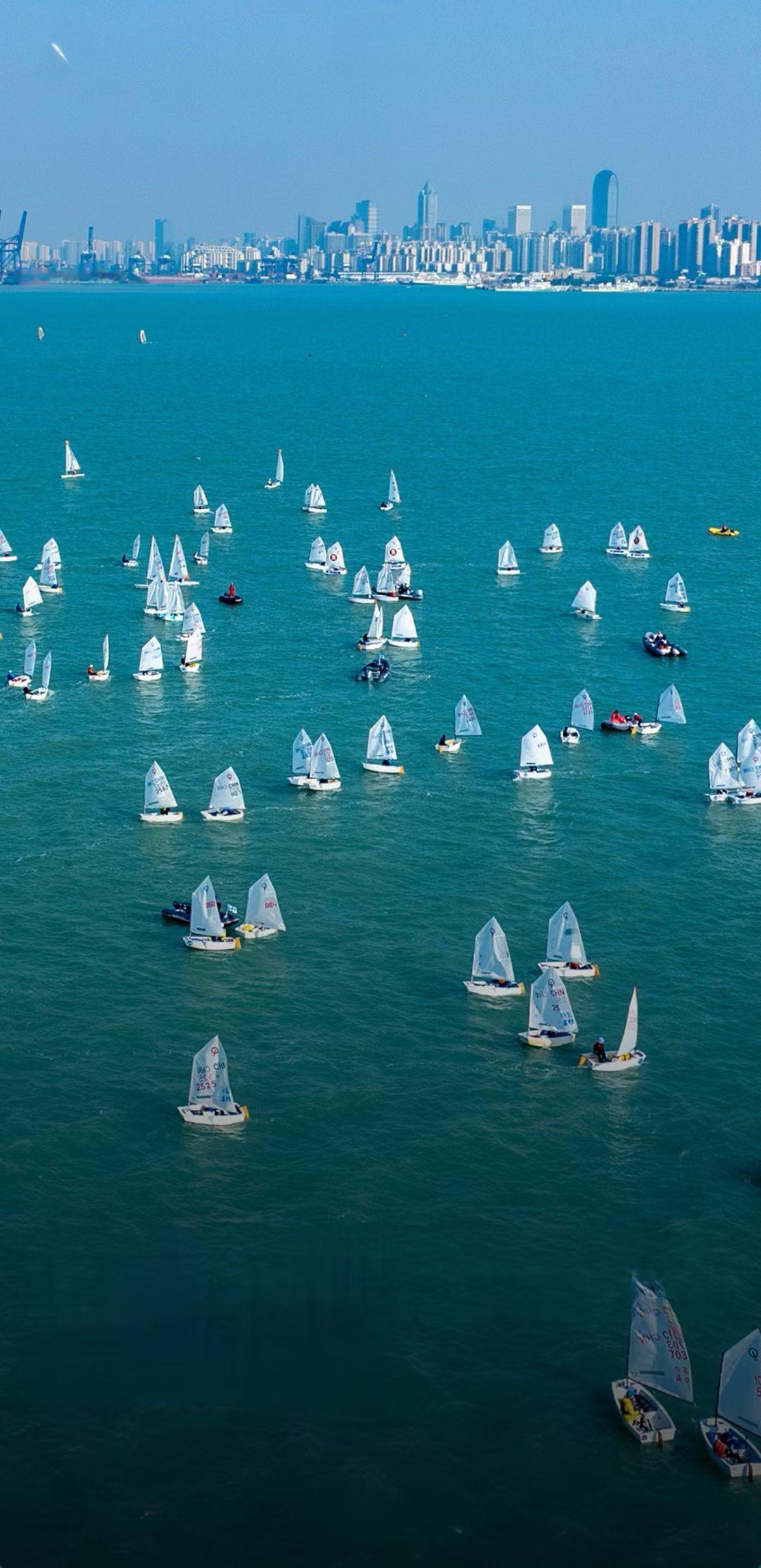 预祝海南自由贸易港封关大吉琼州南下翼云翔，万岭收青浴曙阳。浪鼓风樯争浩渺，