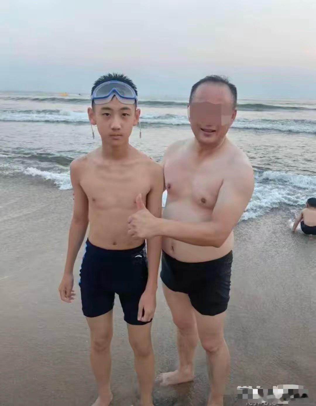 广东惠州，甘肃一家三口在海里游泳，体力不支漂在百米外喊救命。岸上一个14岁的长沙