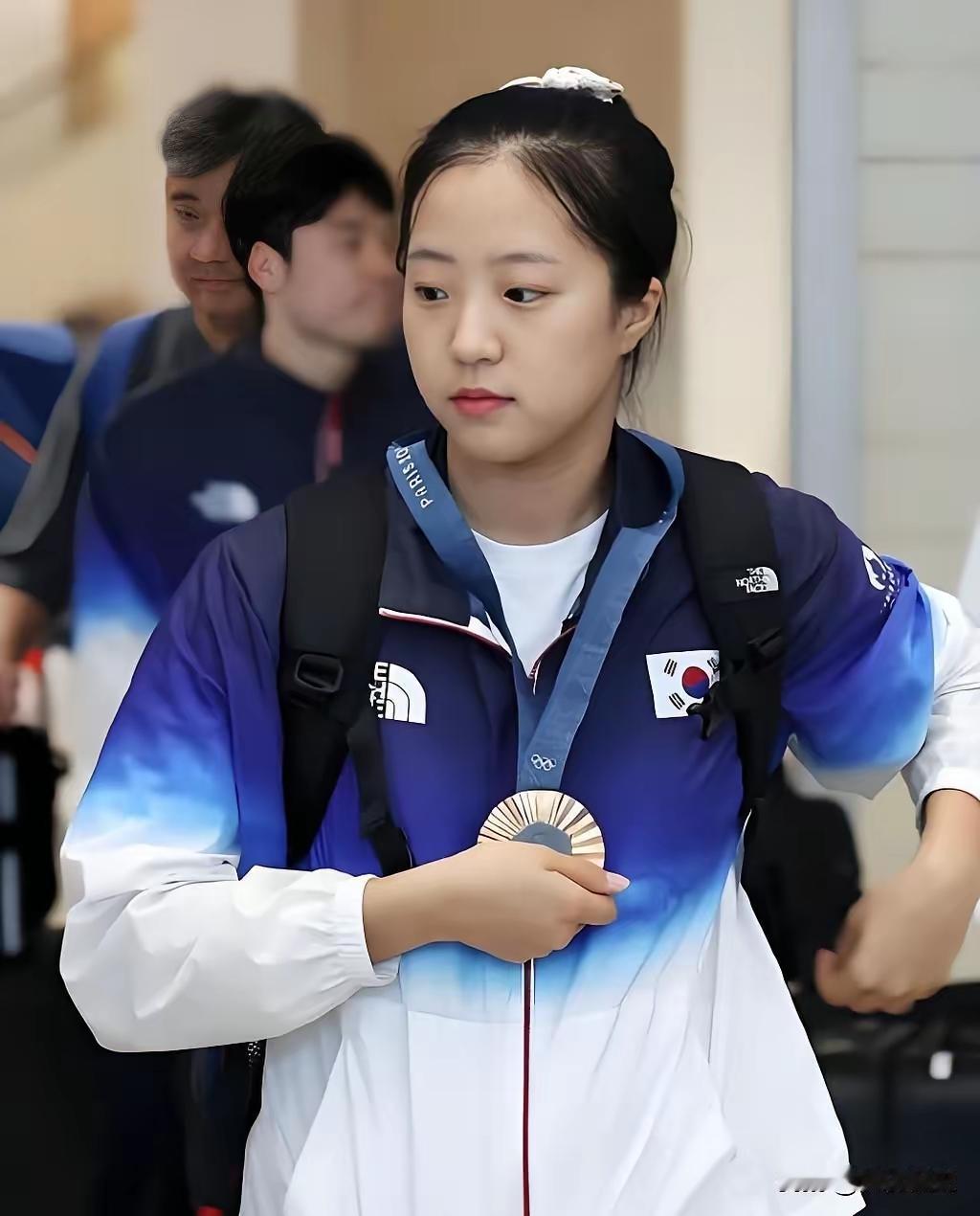 韩国女乒选手申裕斌刚结束一场国际赛事，一回到韩国就自己掏钱买了350袋大米，每袋