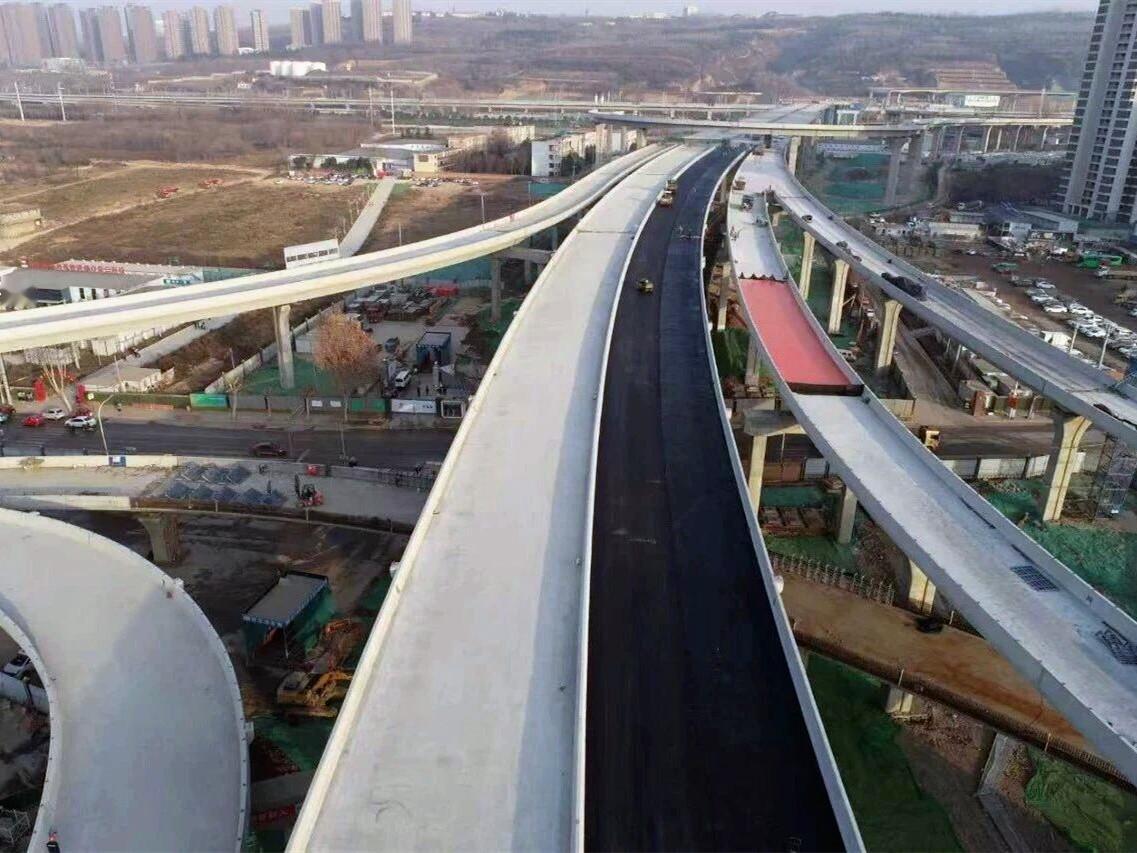 在西安东站转入站房装修的同时，围绕车站形成的高架快速路系统也实现节点突破，近一个