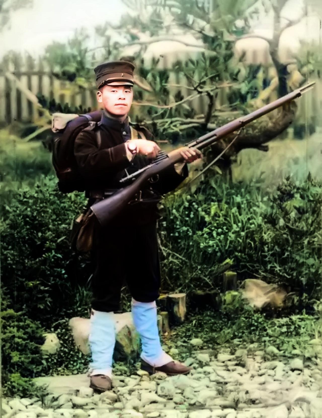 1905年，一个拿着三十年式步枪作势压子弹的日本兵，腕上明晃晃的手表特别耀眼。