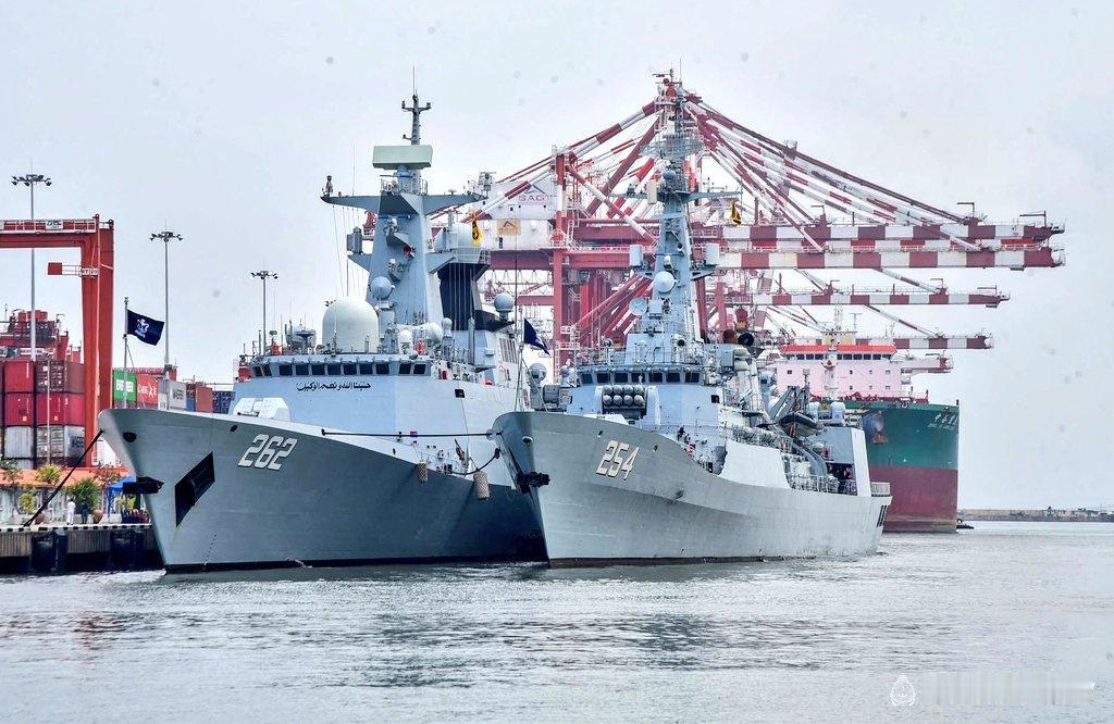 巴基斯坦海军的054AP护卫舰和F-22P护卫舰的直观对比，大小立显。054AP