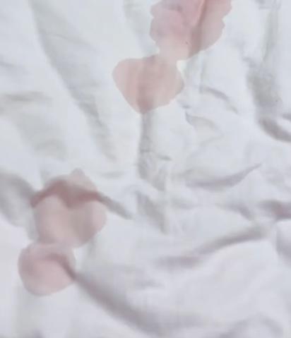 深圳一男子出差住酒店退房，服务员来查房，发现被子上有不明液体，于是要求男子赔偿被