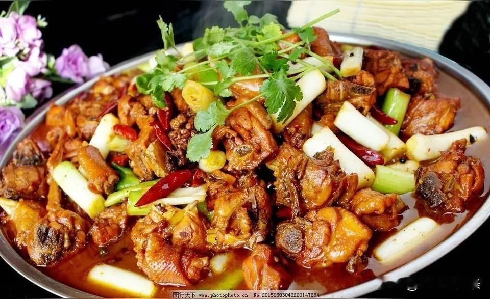 “我曾在新疆大快朵颐，那扎实劲道的拌面让我吃到撑还能续，有客来访时大盘鸡一上桌，