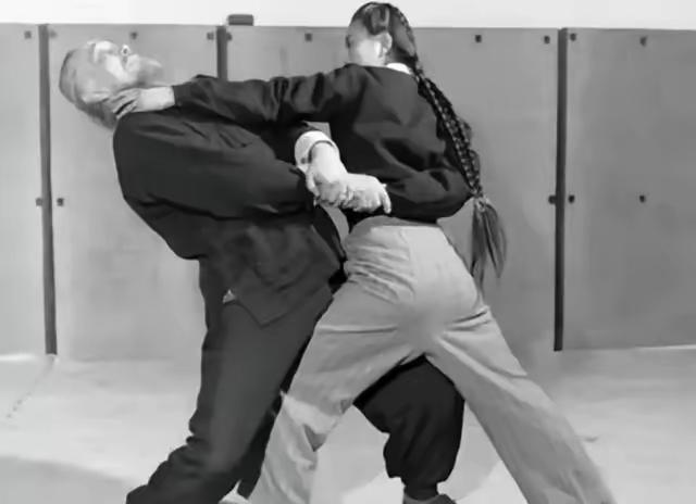 1968年，80岁的武僧宋九庵遇见了18岁的流浪姑娘宋莲萍，当时宋莲萍已经饿晕，