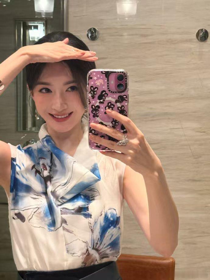 江疏影问它们看到啥了江疏影的这一问，宛如一首悠扬的乐章，奏响了好奇的旋律。猴子