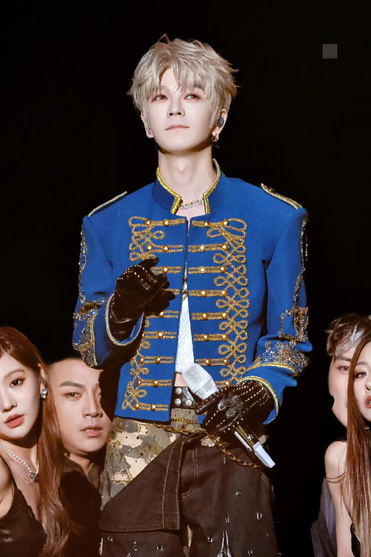 王栎鑫成都演唱会，怪不得苏醒一直在夸，真是太帅了！再就业团里唯一一个说脱就脱的