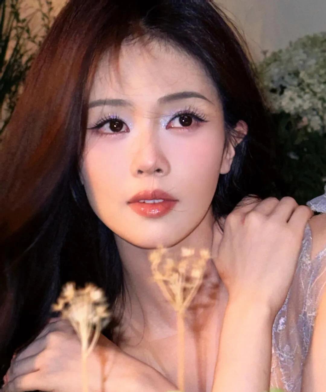 白鹿这个冰银琉璃妆真好看！皮肤看着特通透，像有光从里面透出来似的。眼上闪着银白